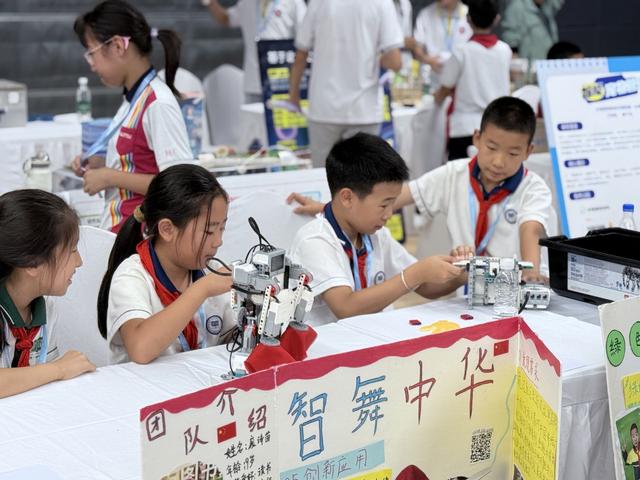 经开区800余名中小学生玩转科技节