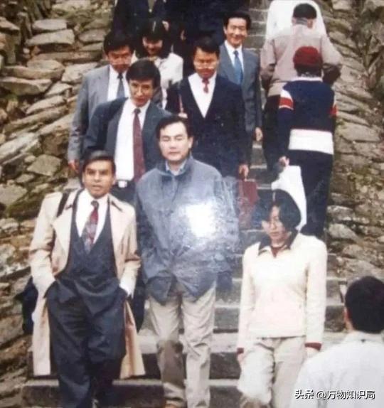 “外交男神”王毅年轻旧照，与妻子罕见同框，岳父曾是周总理秘书
