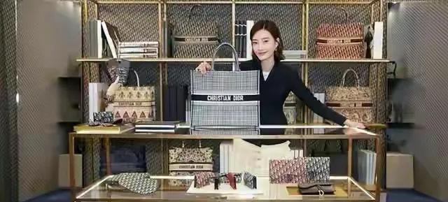 40岁王丽坤沦落到拍短剧，老公被抓2年后，她人中变长，不漂亮了