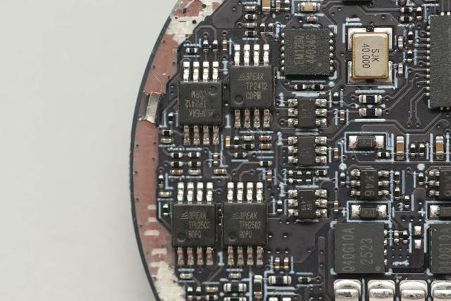 完美适配iPhone 17系列新机，谷歌25W Qi2.2磁吸无线充电器拆解