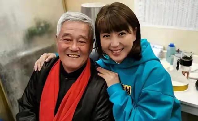 53岁闫学晶如今备受争议	，现在看来赵本山与她分道扬镳也正常