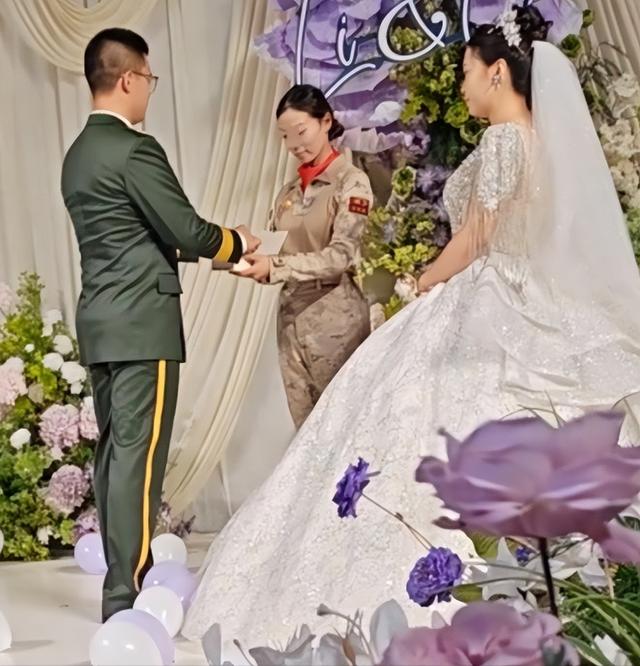 93受阅女兵参加婚礼被骂惨！网友：穿这套衣服去是几个意思？