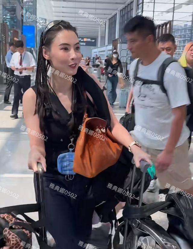 张柏芝现身机场，僵硬的苹果肌假白的烤瓷牙十分抢镜真人并不好看