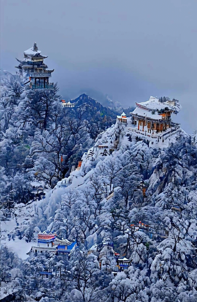雪后老君山霞光万丈：一场冬日的绝美盛景