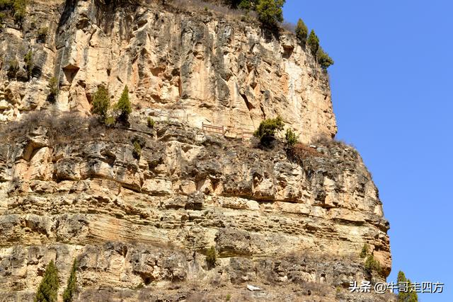 山西宁武石门悬棺：万仞崖龛藏古柩、千年石棺映翠岚
