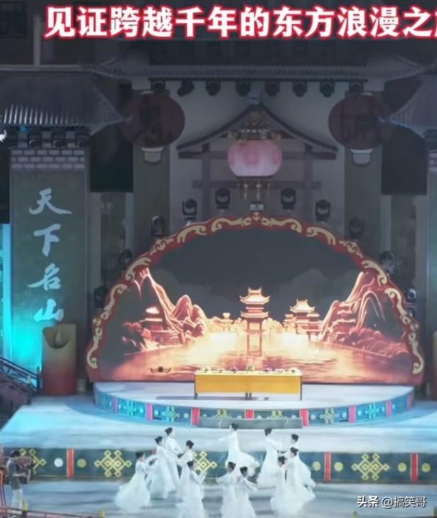 重庆丰都夜焰：千年鬼城的光影传奇。