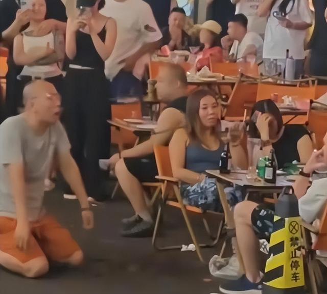丢人到国外！男子给老外下跪后续，老外和女伴一脸得意，原因炸裂
