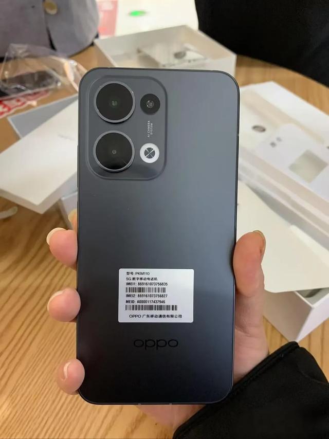 OPPO Reno13 评测：潮流设计与全能体验的「超美小直屏」旗舰