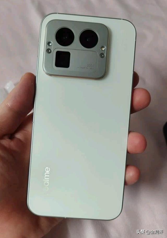 7560mAh+120W，iQOO、红米、真我谁才是2025旗舰“卷王”