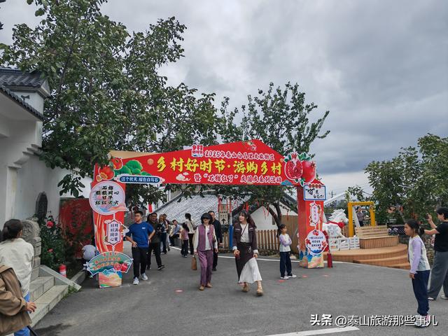 泰安：它是一个新开业创意街区，距红门 2 公里，汇集16 个特色摊位