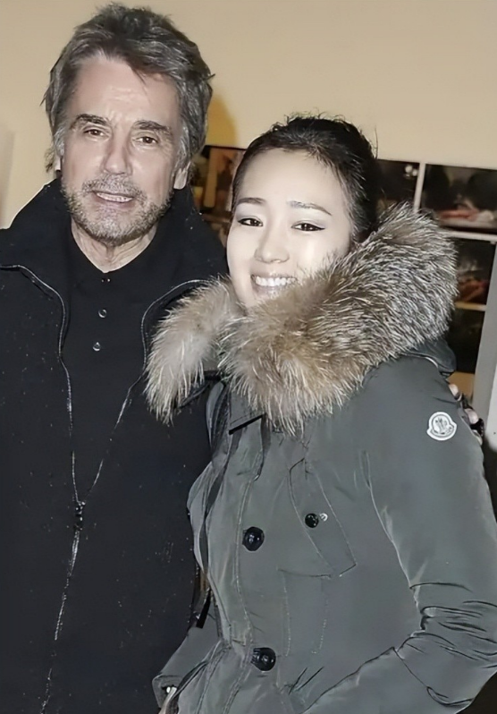 事实证明！陪马克龙回国的巩俐，可能已经走上了另一条大道