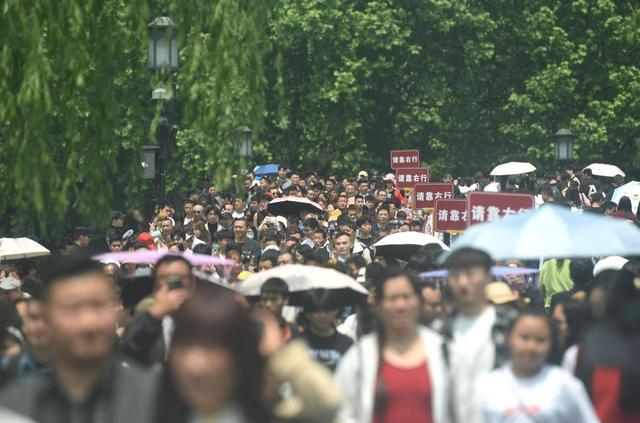 反向游成新风尚！年轻人逃离人潮扎堆小众地，小城怎样留住人？