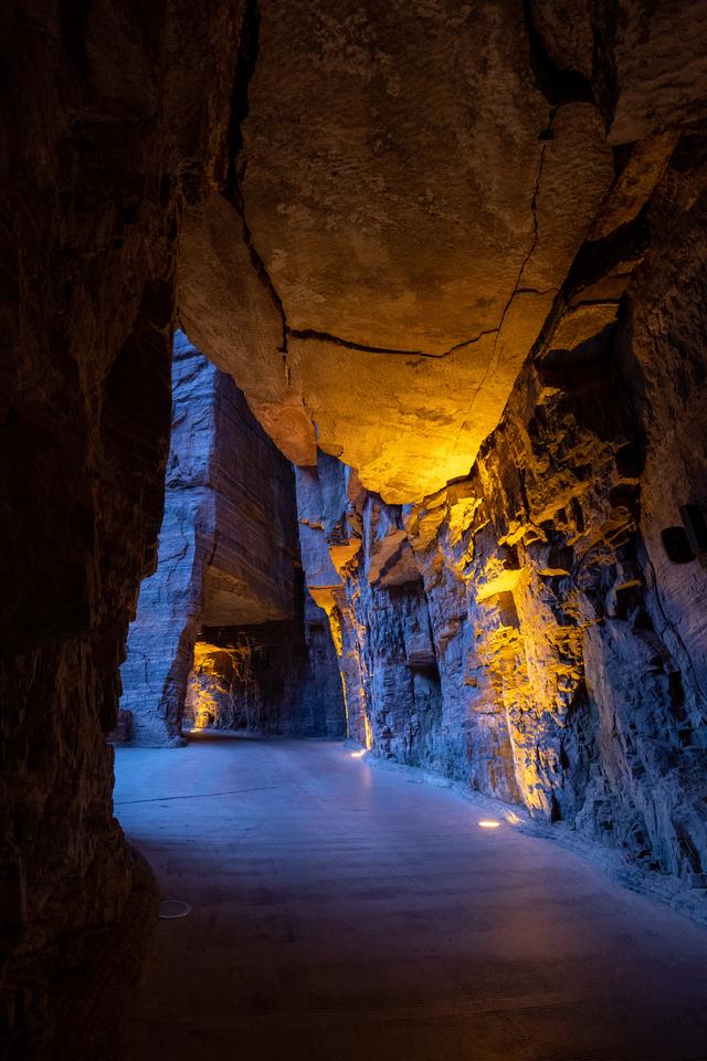 太行绝壁上的黄昏之光：步行穿越“世界第九大奇迹”