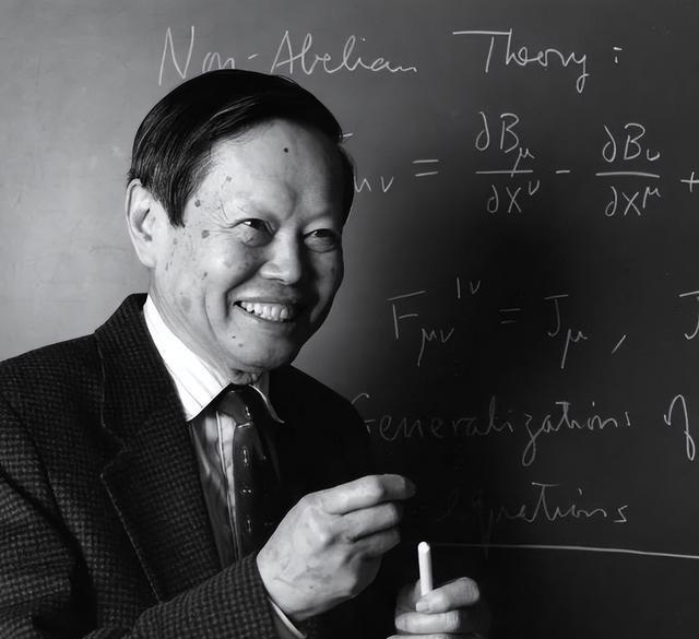 杨振宁葬礼结束，盖国旗完成夙愿不到24小时，恶心一幕就出现了！