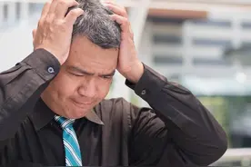 妹夫借钱5年不还，近日无意中看到他的朋友圈后，我做了一个决定图片