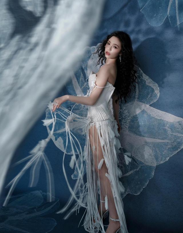 象牙白连衣裙配贝母装饰，侧面开衩设计，温婉中透着致命诱惑