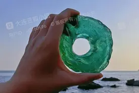 20个幸运儿在海边捡到的好宝贝，让我们一起来看一看。图片