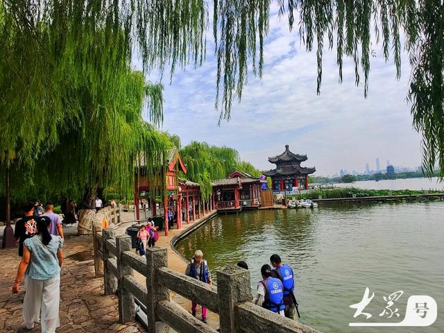 明湖垂柳曼妙多姿 游人如织景致如画
