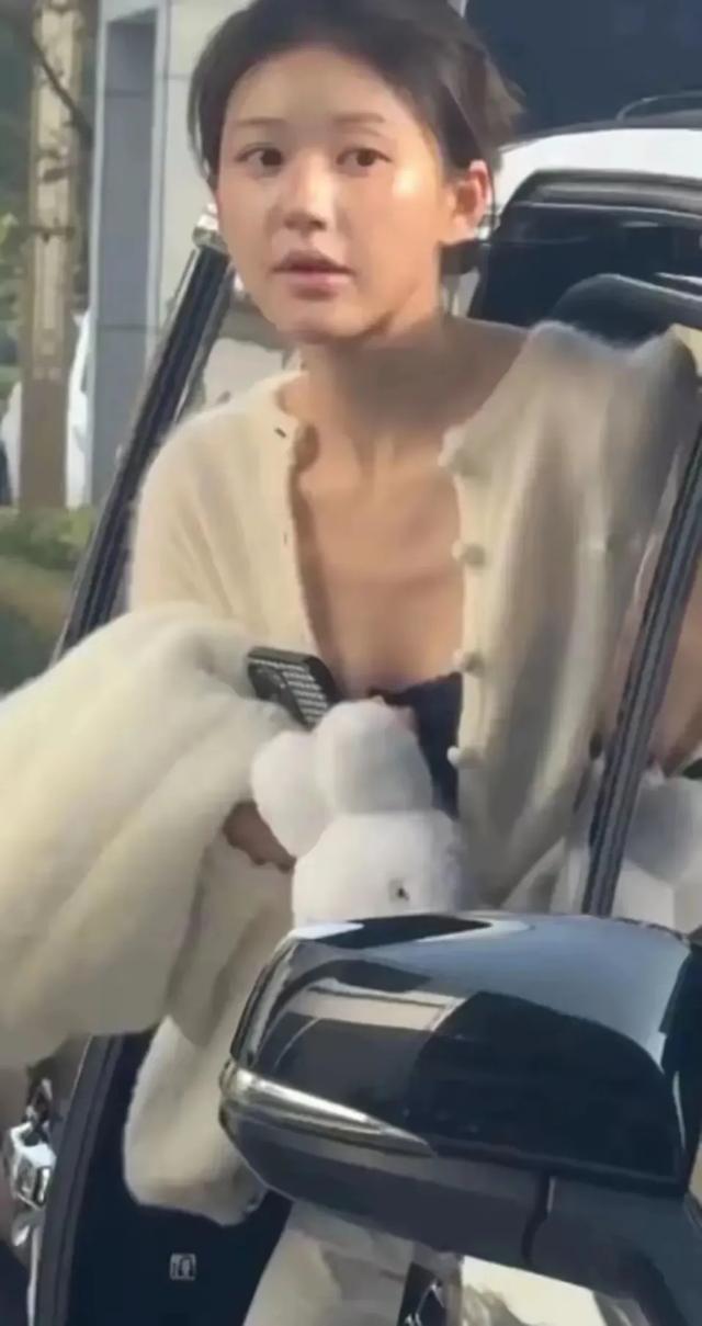 和爸爸长得一模一样，不知道那些说她整容的怎么想的