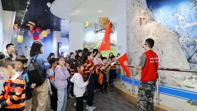 “我以后也要开飞机！”湖南亲子家庭沉浸式体验航空魅力