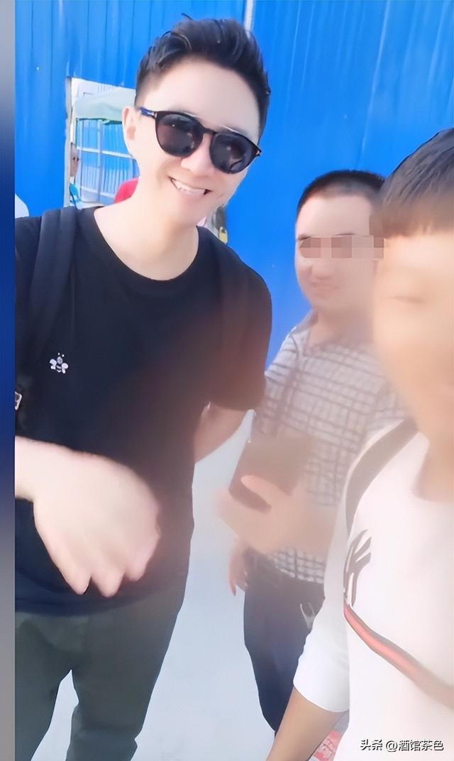 主持人李鑫现状：和家人在爱尔兰，陪读带货两不误，俩儿子都随妈