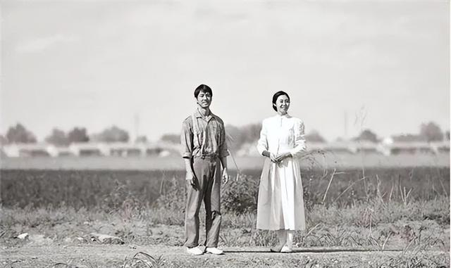 他不忍杀日本女俘，将她带回家乡，34年后才知道：妻子身份不一般