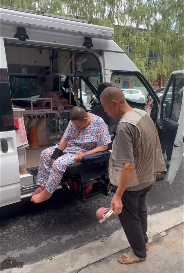 爱情最美的样子：71岁的他带着67岁的瘫痪妻子自驾游全国