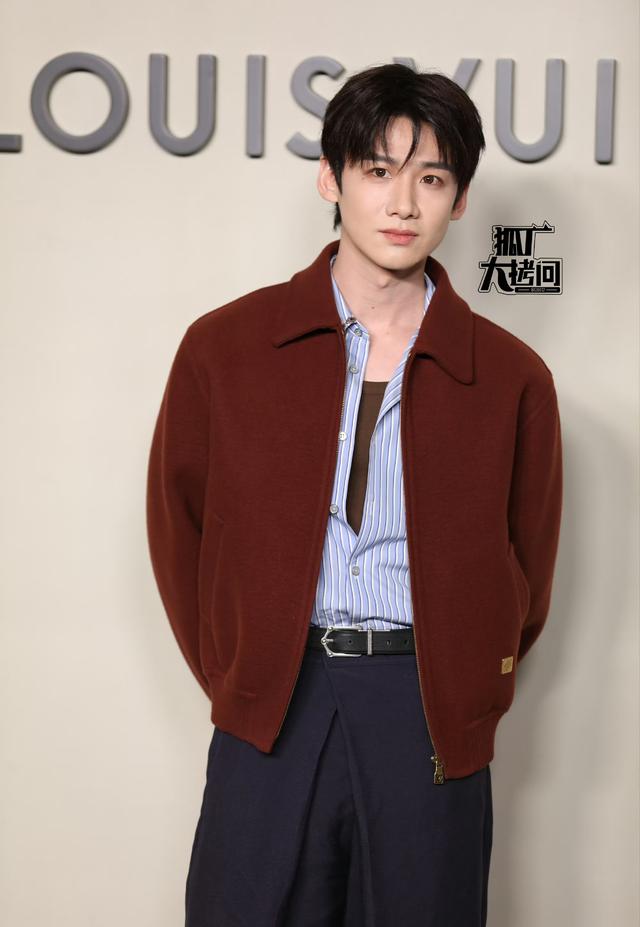 这一夜	，全程冷脸、穿蓬蓬裙的巩俐，让所有人见识了她的江湖地位