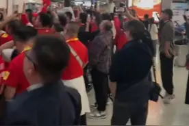 成都蓉城数千名球迷接机唱歌喧哗被指没素质，机场：会开会反映问题，加强沟通协调图片