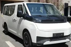 吉利“幸福号”MPV曝光，能商务能拉货，对标五菱宏光？图片