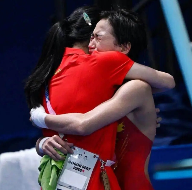 冬至暖意浓！全红婵现身北京复查，与陈艺文同框尽显队友情