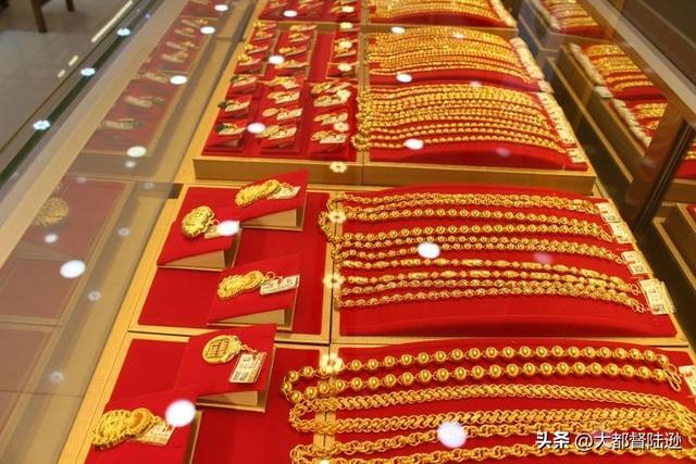 黄金涨疯了	，但为什么买金的吵翻了，卖金的愁死了？问题到底在哪