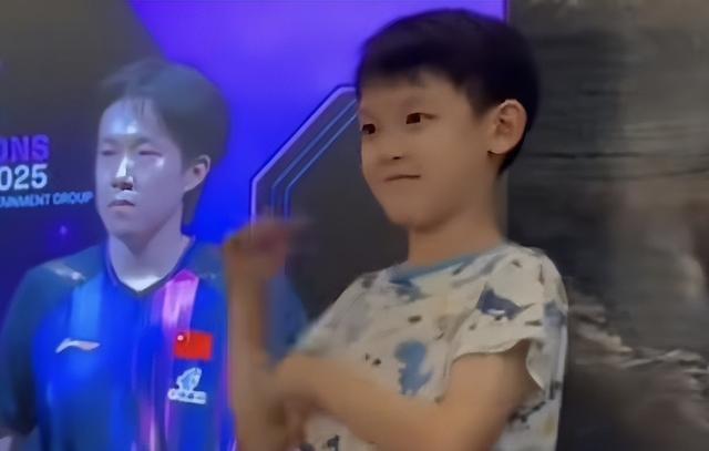 王楚钦比赛时 王皓竟带着儿子来上班捡球，大头一个举动俘获他的心