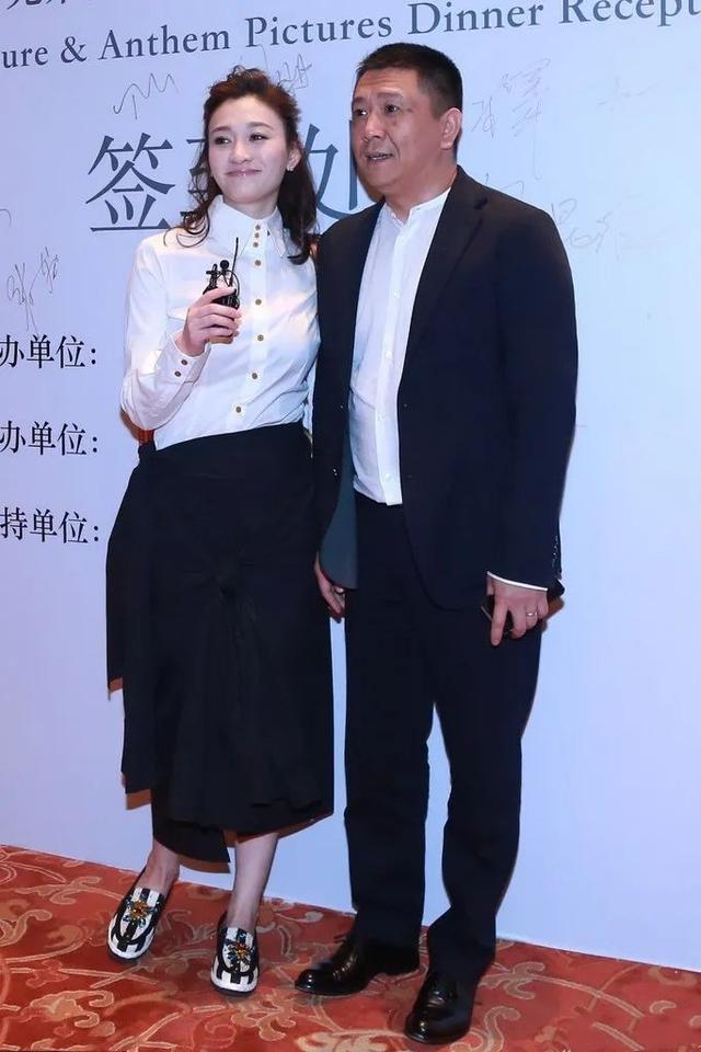 李小冉罕见与老公合影，穿衬衫+半身裙像个学生，大6岁的他像爸爸