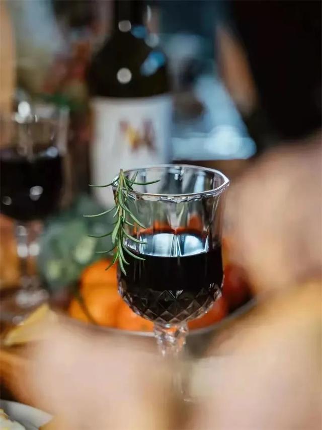 不输昆明！高铁可达20℃暖冬小城，泡温泉晒太阳水果随吃！人少物价低，6元就嗦粉！