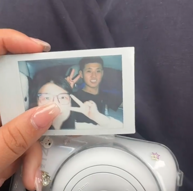 女友接退伍男友回家	，对方却态度冷淡遭质疑后续：女方回应来了