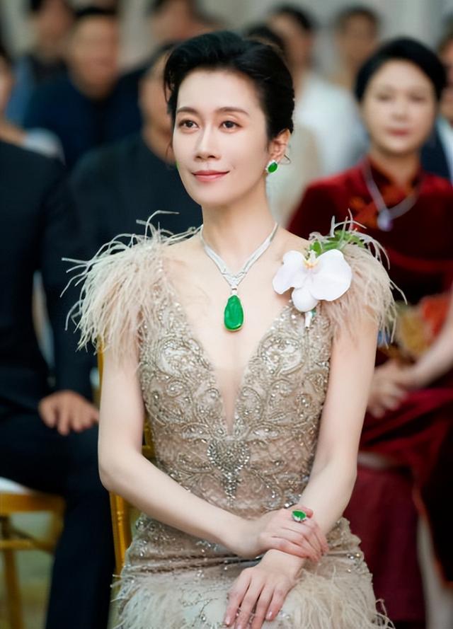 太离谱了，央视出面曝光温峥嵘的分身术，AI假冒艺人直播得管管