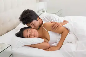 男人为何喜欢搂着女人睡觉？揭秘内心的渴望与情感需求图片