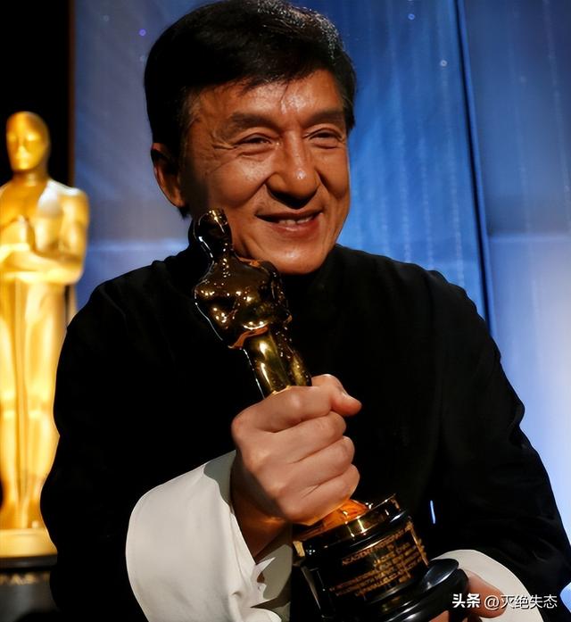 官媒对成龙的称呼变了，三字之差释放强烈信号，王晶那番话没说错