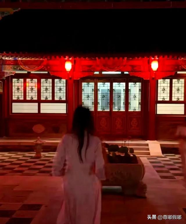 李湘的女儿王诗龄在自家北京小院拍照，配这个色调看上去有点吓人