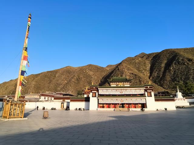 格鲁派六大寺，拉卜楞寺是其一，也是甘南旅游路线上的重要一站