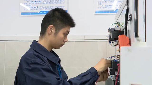 “奥特曼”哭了,他来了!这是一位“00后”的担当