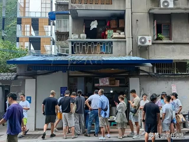 成都“仿冒餐饮帝国”塌了！颜文伟道歉送商标被怼