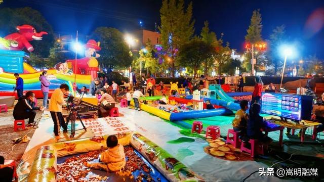 自在嵩明丨一站式遛娃、美食、运动！银杏广场的夜太会玩