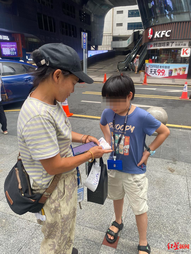 “比玩手机好！”“小孩哥”代送外卖，每单收费1、2元，网友吵起来了
