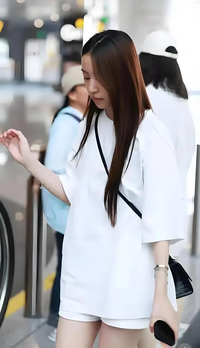 赵薇女儿机场现身，凸嘴引争议！遗传爸爸基因可惜错过妈妈美貌？