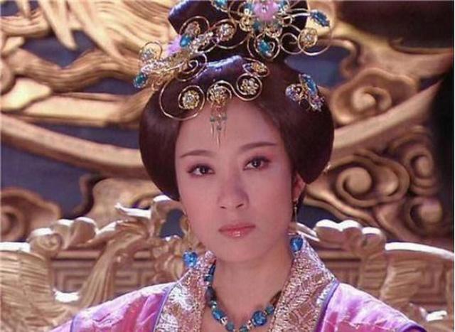 太子朱见深在洗澡，乳娘进来加水，他邀请共浴，乳娘竟同意了！