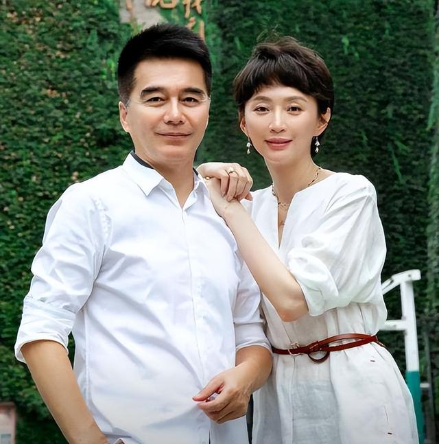 原来他们是夫妻，《许我耀眼》他4婚娶小12岁娇妻，老婆像梅艳芳