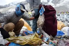 珠峰“散发恶臭”！人类排泄物太多，官方发飙：背着自己便便下山图片