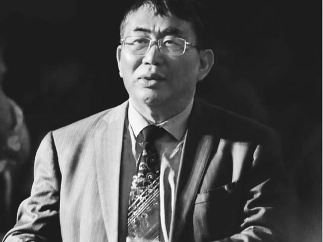 今天，要悼念两个人